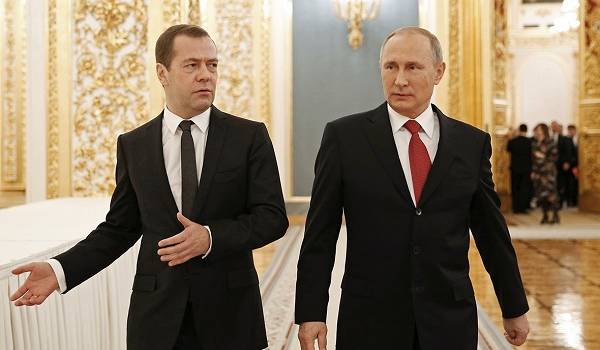 «Два карлика на табуреточках»: Медведев и Путин попали в громкий конфуз на камеры