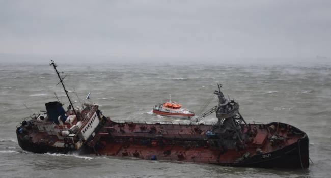 В Чёрном море начинает снижаться уровень загрязнения воды из-за крушения танкера Delphi 