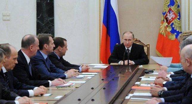 Оперативне засідання Ради безпеки РФ: Путін зненацька почав говорити за Донбас