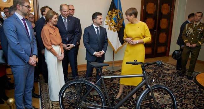 «Если седло есть, то всё в порядке»: Блогер прокомментировал неожиданный подарок Зеленскому от президента Эстонии 