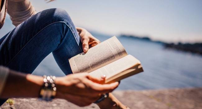 «Любить книги – это обменивать часы скуки на часы большого наслаждения»: Психологи рекомендуют больше читать, чтобы лучше спать