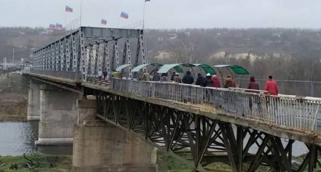 На восстановленном Украиной мосту в Станице Луганской висят российские флаги: в Кремле еще летом предупреждали об этом