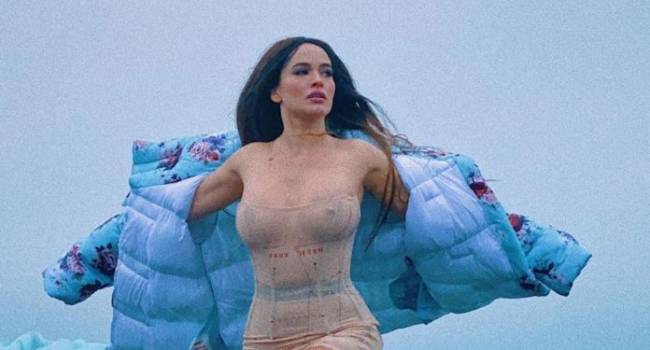 «Ты просто секси»: Даша Астафьева покорила сеть пышным бюстом в откровенном платье  
