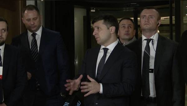 «Сегодня нам приходится решать проблему, которую подписал Порошенко»: Зеленский предъявил громкие обвинения экс-гаранту 