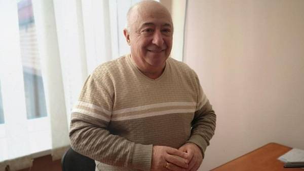 «Переживаю за него, бьют его и бьют»: отец Зеленского рассказал о грязи в политике
