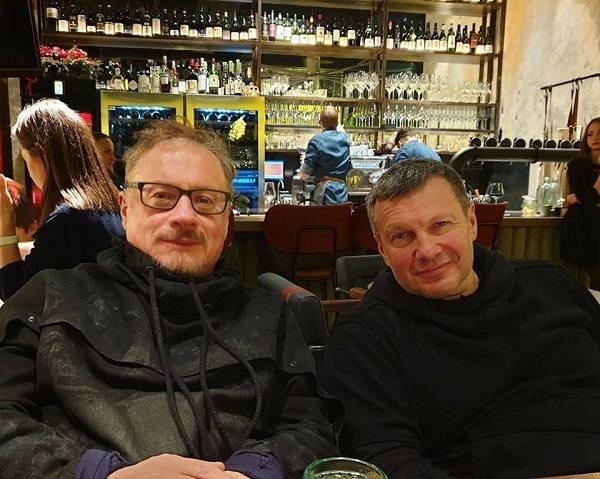 «Зачем я вижу эту исключительную мерзость?»: известный политолог похвастался фото с Соловьевым, нарвавшись на критику в сети «Зачем я вижу эту исключительную мерзость?»: известный политолог похвастался фото с Соловьевым, нарвавшись на критику в сети