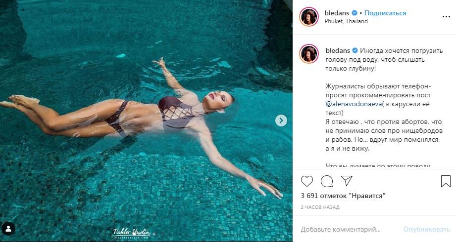 «Я женщина и в восторге от такой красоты»: 50-летняя российская знаменитость разделась на камеру, показав мокрое тело «Я женщина и в восторге от такой красоты»: 50-летняя российская знаменитость разделась на камеру, показав мокрое тело