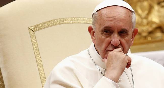 «Это вирус, который разъедает веру»: Папа римский призывает людей противостоять потребительству