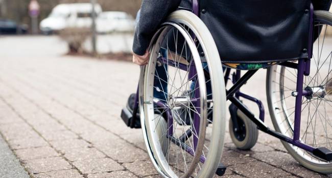 «Путь к пониманию»: В Украине принят законопроект о правилах дорожного движения для лиц в инвалидных колясках