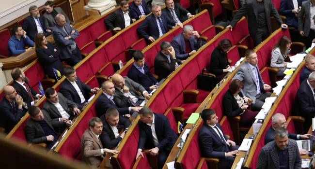 «Кнопкодавство продолжается»: Депутат прятал руку под газету, чтобы проголосовать вместо коллеги 