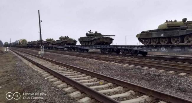 «Едут на Донбасс»: В Сети опубликовали фото эшелонов с большим количеством танков