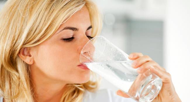 «Пейте воду натощак»: Ученые в очередной раз объяснили, насколько полезна для организма такая привычка