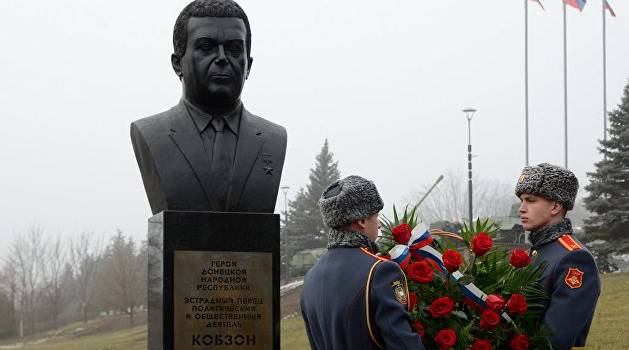 Рядом с мемориалом Захарченко в Донецке установили памятник Кобзону