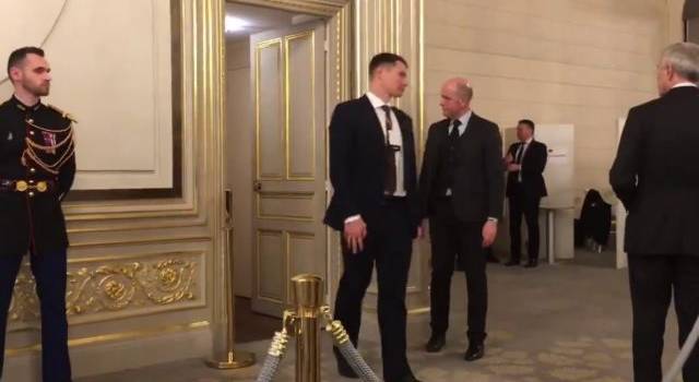 На «нормандском саммите» в Париже Путин в туалет  сопровождали шесть охранников