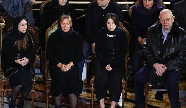 Сверток с неизвестным содержанием: россиян озадачило поведение жены Лужкова на похоронах