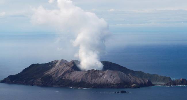 Многие в критическом состоянии: извержение вулкана в Новой Зеландии унесло жизни 16 человек 