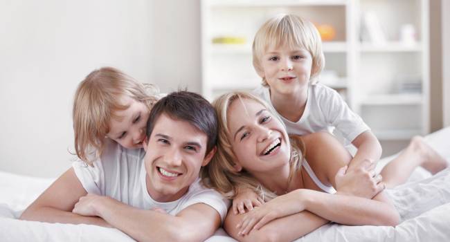 «Вся радость жизни умещается в улыбке ребенка»: Психологи уверены, что счастье ребенка заключается в счастье семьи