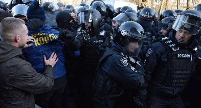 «Генеральная репетиция перед более жесткими столкновениями»: Кочетков оценил стычки полиции и Нацкорпуса