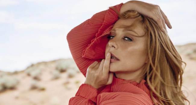 «Казково i навіть без снігу, Тіна запалює дива»: Кароль подарувала новорічний настрій всім українцям, позуючи у національному вбранні 