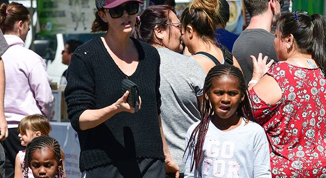 Шарлиз Терон рассказала, как воспитывает своего ребенка-трансгендера