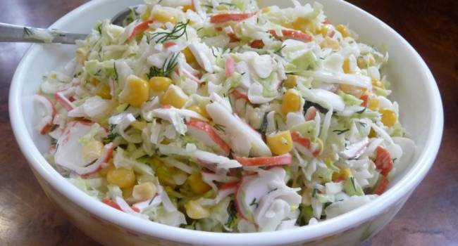 Новогодние рецепты: легкий салат с кукурузой и пекинской капустой Новогодние рецепты: легкий салат с кукурузой и пекинской капустой