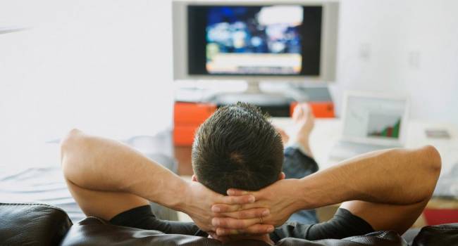 Смотрят телевизор и меняют вкус: эксперты рассказали о связи между выбором женщины и просмотра телепрограмм у мужчин