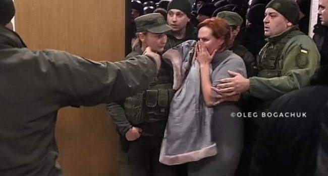 Такой волонтера Кузьменко еще никто не видел: мощное фото из зала суда всколыхнуло интернет