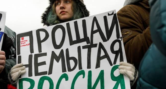 «Лукашенко, не ползай на коленях перед Путиным!»: Минск второй день захлестывают масштабные протесты 