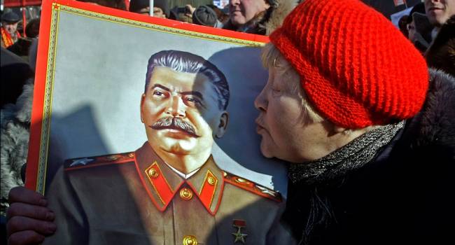Россияне хотят Сталина вернуть: на 140-ю годовщину портреты тирана со словами «Я вернусь» появилась во всех городах