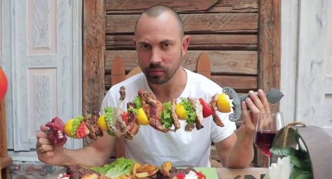 «Это мы ломали Ксене палец! Не хотела фотографироваться»: Андрей Бедняков поделился милым семейным фото «Это мы ломали Ксене палец! Не хотела фотографироваться»: Андрей Бедняков поделился милым семейным фото