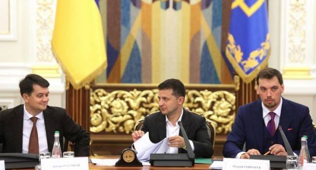 Политолог: плохие новости для власти – рейтинг доверия продолжает стремительно падать