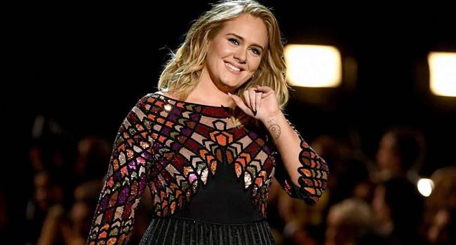 Певица Адель пришла на новогоднюю вечеринку и сразила наповал своей стройной фигурой