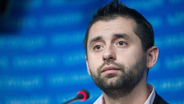 «Только бы втянуть в скандалы»: «слуга народа» Арахамия рассказал о нечестных методах борьбы в Раде