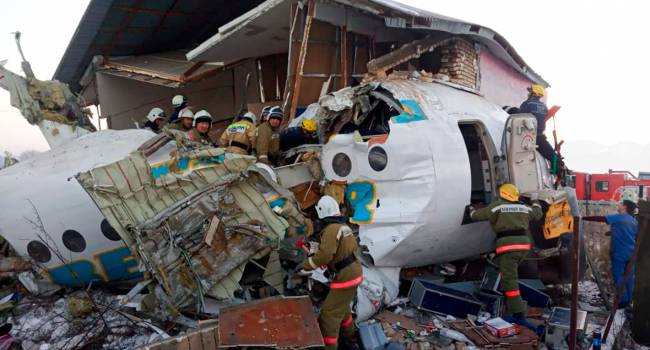 В Казахстане самолет врезался в бетонное ограждение: уже подтверждено 15 погибших, 66 пострадавших доставлены в больницы