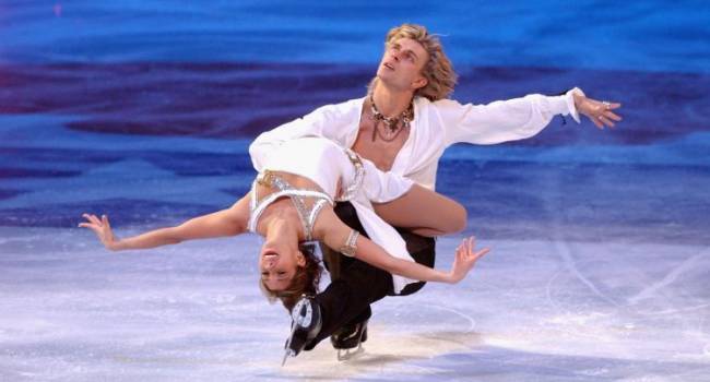 Супруг онкобольной Заворотнюк вышел на лед вместе с их годовалой дочерью