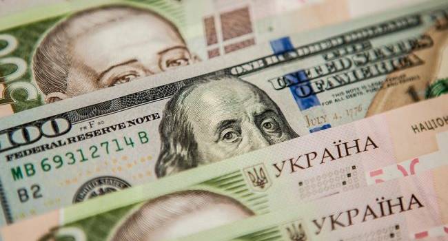 Долар США почав стрімко рости, але Гончарук запевняє, що для держави краще, коли заощадження українці тримають в гривнях 