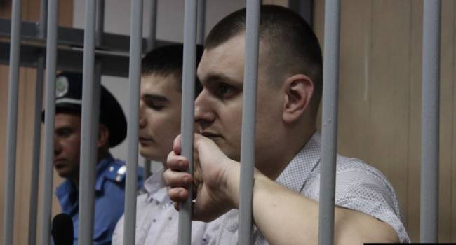 Аналитик: мина под основами государственности – преступников выпускают на свободу, а украинских защитников и волонтеров бросают в тюрьмы