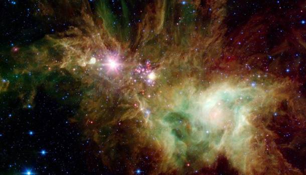 Астрономы обнаружили в космосе новогоднюю елку