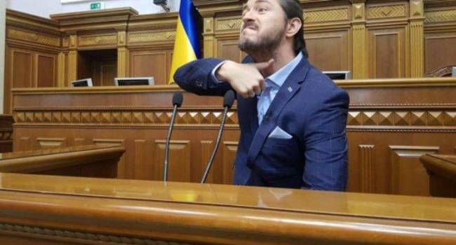 «Почему в списки на обмен включили людей, которым даже приговор не вынесли?» Притула пришел под стены Лукьяновского СИЗО, обратившись к Зеленскому «Почему в списки на обмен включили людей, которым даже приговор не вынесли?» Притула пришел под стены Лукьяновского СИЗО, обратившись к Зеленскому