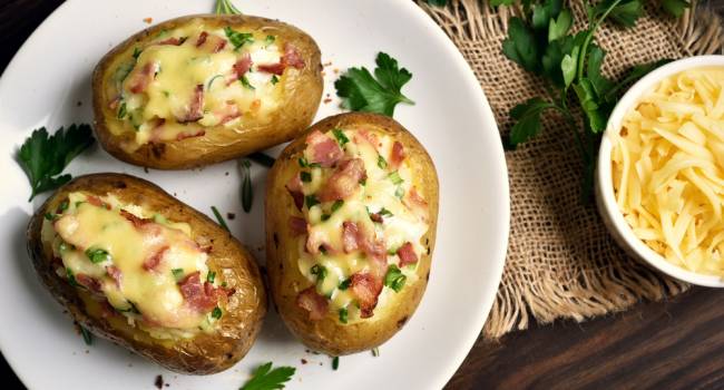 Новогодние блюда: лодочки из картофеля с ароматной сырной начинкой