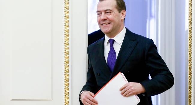 «Красиво жить за народный счет не запретишь»: навальный сообщил, что на дачу Медведева специально завезли снег, а заплатят за это налогоплательщики