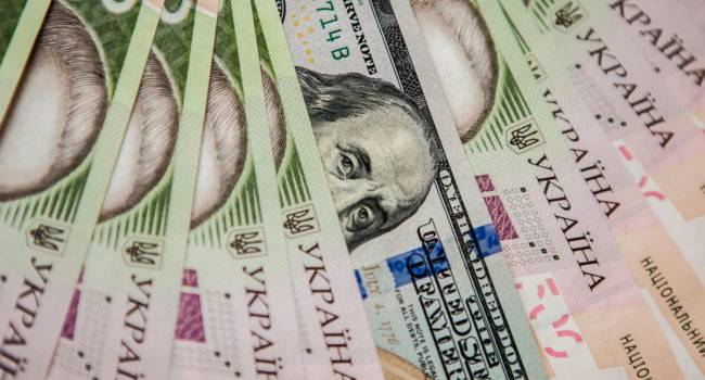 «Никто не верит, что гривна укрепилась всерьез и надолго»: Экономист объяснил, почему на фоне роста курса украинской валюты цены в стране так и не снизились