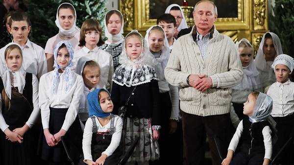 «Почему дед грустный?»: в сети разнесли поведение Путина на Рождество в окружении детей
