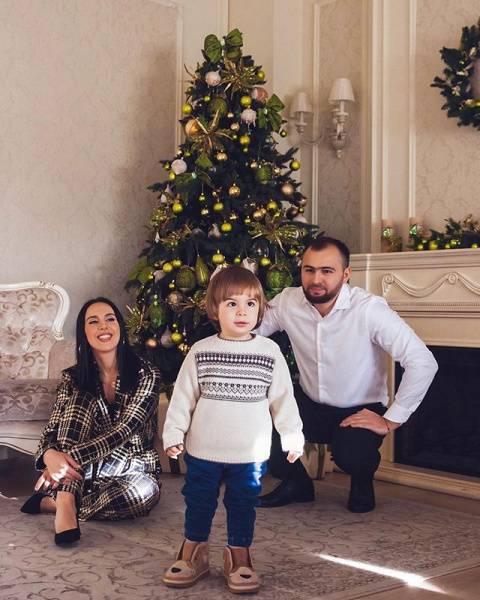 «Сынок у вас такой забавный»: Джамала порадовала поклонников милой рождественской фотосессией