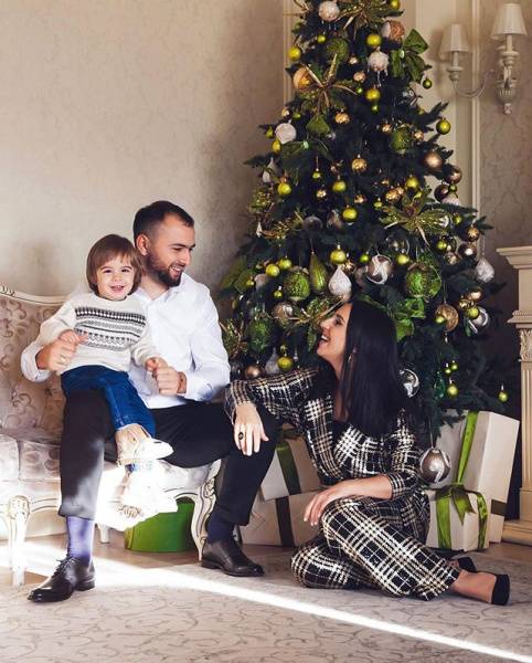 «Сынок у вас такой забавный»: Джамала порадовала поклонников милой рождественской фотосессией