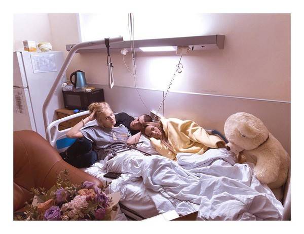 Модель, выпавшая из окна квартиры внука Никиты Михалкова, опубликовала первое фото с больничной койки