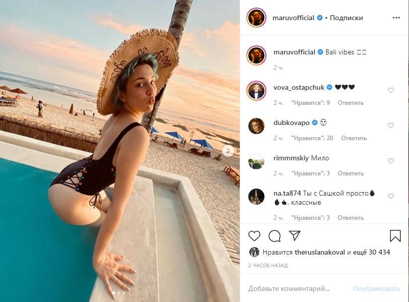 Марув показала фото, где позировала в черном купальнике в бассейне, продемонстрировав «пятую точку»