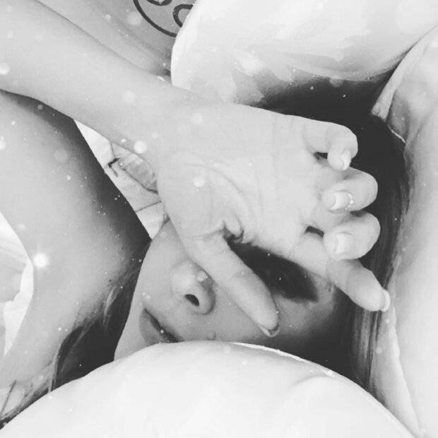 «Выздоравливайте!»: Ольга Сумская опубликовала драматичное фото в постели. Поклонники заподозрили неладное