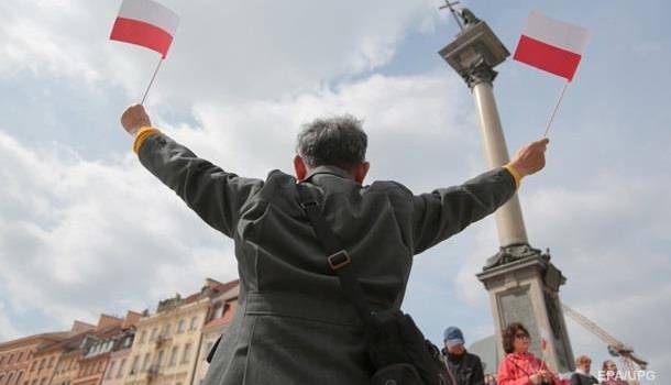 Власти Польши обвинили Москву во вмешательство в спор Варшавы с ЕС Власти Польши обвинили Москву во вмешательство в спор Варшавы с ЕС