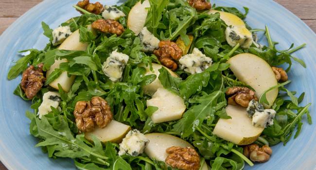 Вкусное блюдо: сырный салат с рукколой и грушей